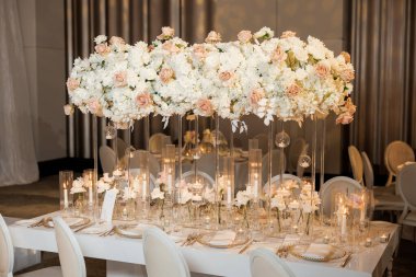 Düğünde güzel bir yemek masası mumlarla aydınlatılır. Çiçekli şık bir dekor ve yanan mumlar düğün yemeğinde romantik bir ortam yaratır. Konuklar için nefis bir masa.