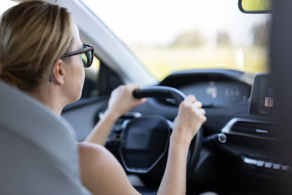 働くために車を運転するビジネス女性 道路上の女性ドライバーステアリング車 — ストック写真