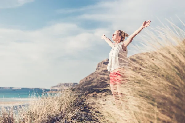 Mujer Relajada Brazos Levantados Disfrutando Del Sol Libertad Vida Una —  Fotos de Stock