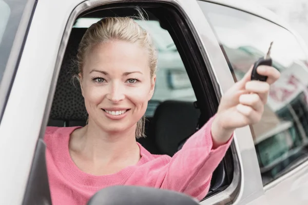 責任ある女性ドライバーの肖像画彼女の手に車のキーを押します 安全で責任あるドライビングスクールとコンセプト — ストック写真
