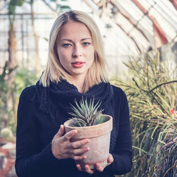 Porträtt Blomsterhandlare Kvinna Arbetar Med Blommor Ett Växthus Som Håller — Stockfoto