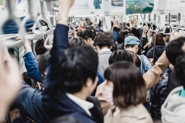 東京メトロが搭乗 ビジネスの人々 ラッシュ時の公共交通機関で通勤 フィールド写真の深さが浅い 水平成分 — ストック写真