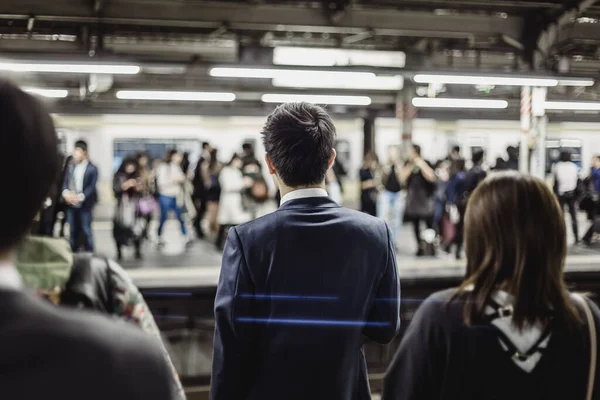 Tokion Metrolla Matkustavia Liikemiehet Matkustavat Töihin Julkisilla Liikennevälineillä Ruuhka Aikaan — kuvapankkivalokuva