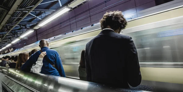 Utasok Tokyo Metro Üzletemberek Munkába Járás Tömegközlekedéssel Csúcsforgalom Sekély Mélységű — Stock Fotó