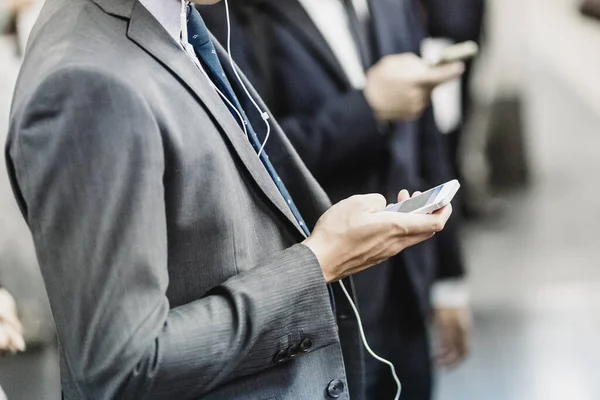 東京の地下鉄で携帯電話を使用してのビジネスマン 水平方向で構成 ビジネス旅行や通信の概念 — ストック写真