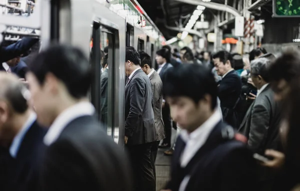 東京メトロが搭乗 ビジネスの人々 ラッシュ時の公共交通機関で通勤 フォト フィールドの浅い深さ — ストック写真