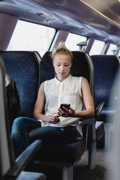 Kadın Akıllı Telefon Trenle Seyahat Ederken Çalışma Seyahat Kavramı — Stok fotoğraf