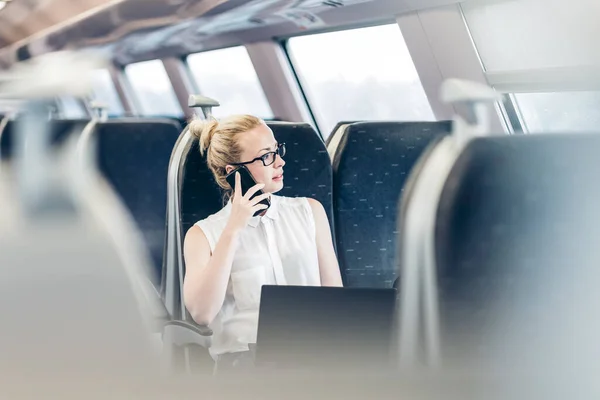 Деловая Женщина Разговаривает Мобильному Телефону Работает Ноутбуке Время Поездки Поезде — стоковое фото