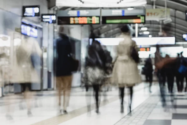 Корпоративные Бизнесмены Ездят Работу Общественном Транспорте Токио Неузнаваемые Люди Размылись — стоковое фото