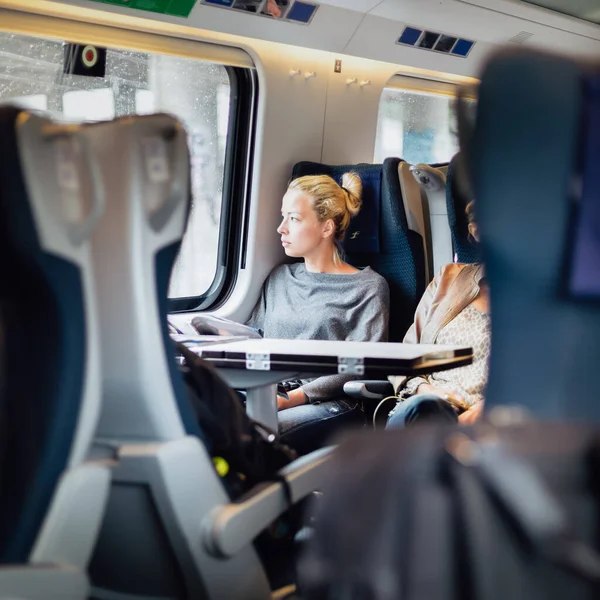 Ξανθιά Casual Καυκάσιος Κυρία Που Ταξιδεύουν Τρένο — Φωτογραφία Αρχείου