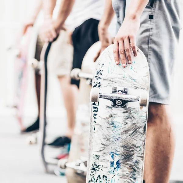 Νέοι Skateboarders Σκέιτμπορντ Στον Δρόμο Ομάδα Των Φίλων Στέκεται Μια — Φωτογραφία Αρχείου