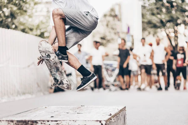 Jonge Skateboarder Skateboarden Een Object Straat Skateboarden Benen Doet Truc — Stockfoto