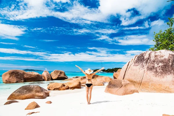 Mujer Feliz Levantando Las Manos Cielo Las Vacaciones Verano Seychelles —  Fotos de Stock