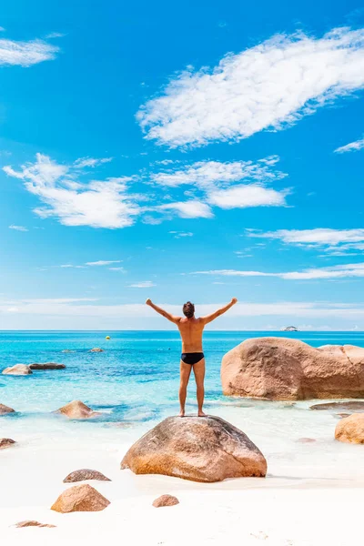 Ευτυχισμένος Άνθρωπος Στην Όμορφη Αμμώδη Παραλία Που Υψώνει Χέρια Στον — Φωτογραφία Αρχείου