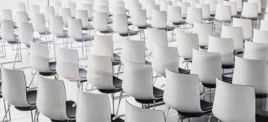 Boş çağdaş konferans salonunun beyaz sandalye ile iç.