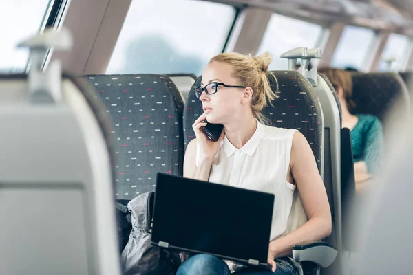 Geschäftsfrau Die Mit Dem Handy Telefoniert Und Während Der Zugfahrt — Stockfoto