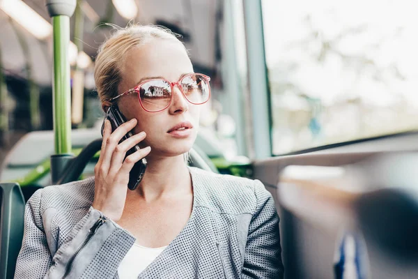Otobüsle Seyahat Sarışın Beyaz Kadını Cep Telefonuyla Konuşuyor Toplu Taşıma — Stok fotoğraf