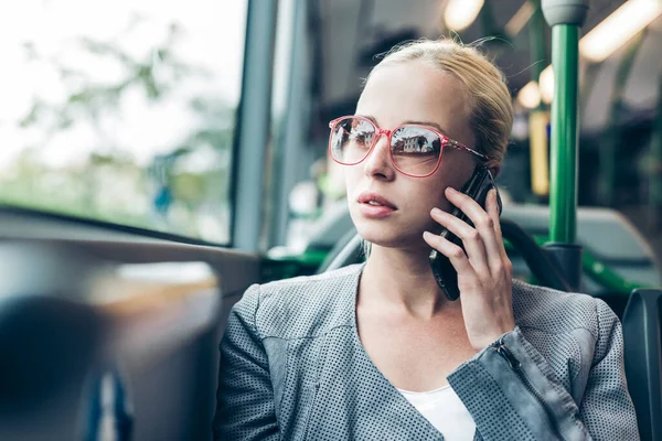 金髪白人ビジネスの女性の携帯電話で話しているバスの旅します 公共交通機関や通勤 — ストック写真