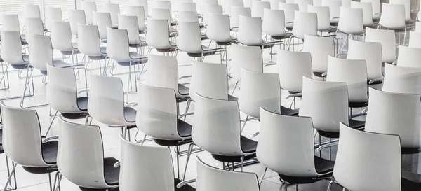 白い椅子と空の現代的な会議ホールのインテリア — ストック写真