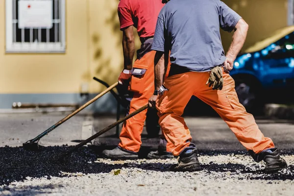 Trabalhadores Construção Civil Durante Asfaltamento Obras Rodoviárias Vestindo Macacões Trabalho — Fotografia de Stock