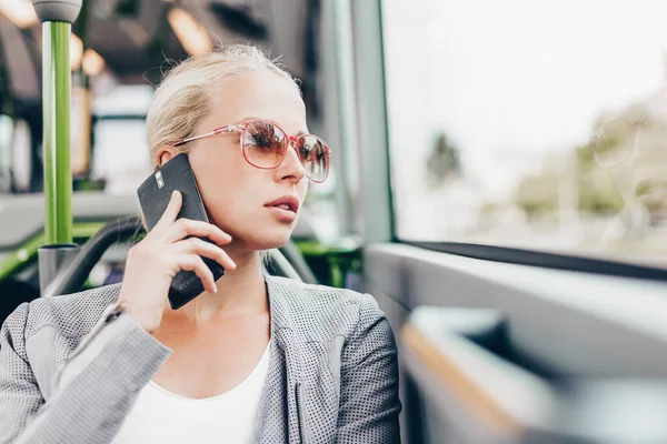 Blonda Kaukasiska Affärskvinna Talar Mobiltelefon Reser Med Buss Kollektivtrafik Och — Stockfoto