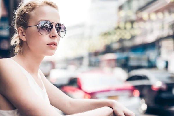 Portret Van Blanke Blonde Vrouwelijke Reiziger Straat Van Bangkok Thailand — Stockfoto