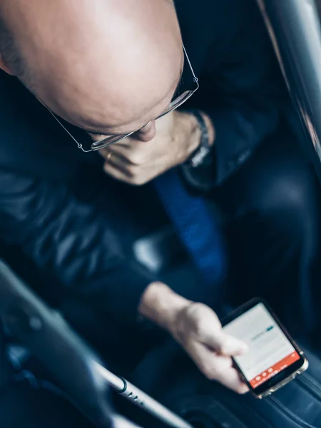 ビジネスマンは地下鉄で携帯電話を使ってる ビジネス旅行とコミュニケーションの概念 上からの眺め 垂直構成 — ストック写真