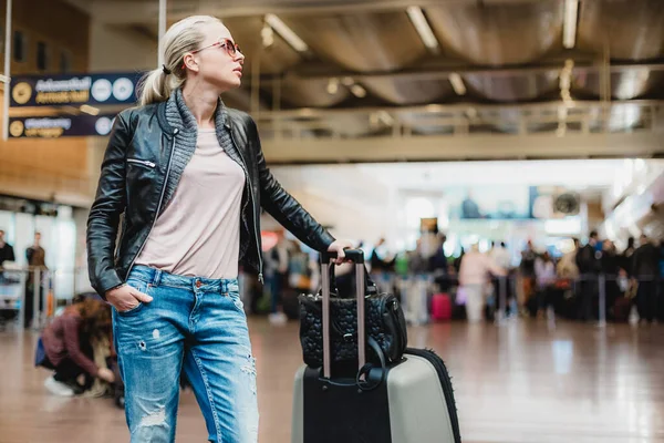 Tillfälligt Klädd Ung Snygg Kvinnlig Resenär Kontrollera Avgångar Ombord Flygplatsen — Stockfoto