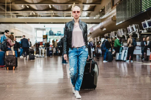 Tillfälligt Klädd Ung Snygg Kvinnlig Resenär Promenader Flygplatsen Terminalen Hallen — Stockfoto