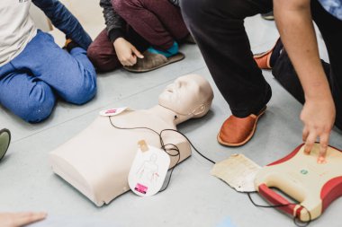 Otomatik dış defibrilatör cihazı AED kullanarak ilk yardım kardiyopulmoner canlandırma kursu.