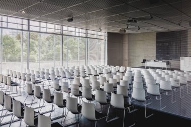 Boş çağdaş konferans salonunun beyaz sandalye ile iç.