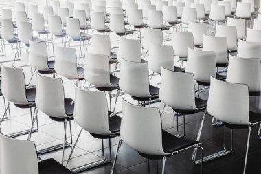 Boş çağdaş konferans salonunun beyaz sandalye ile iç.