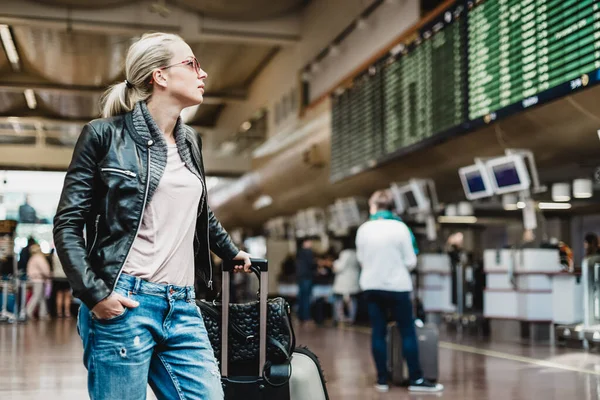 Tillfälligt Klädd Ung Snygg Kvinnlig Resenär Kontrollera Avgångar Ombord Flygplatsen — Stockfoto