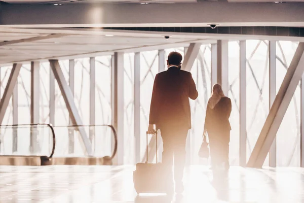 Бизнесмен Тащит Небольшую Сумку Багажом Коридоре Аэропорта Направляясь Вылетным Воротам — стоковое фото