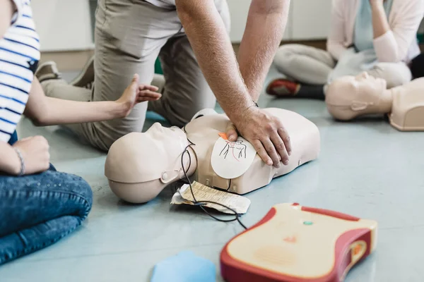 First Aid Cardiopulmonary Resuscitation Course Using Automated External Defibrillator Device — Stock Photo, Image