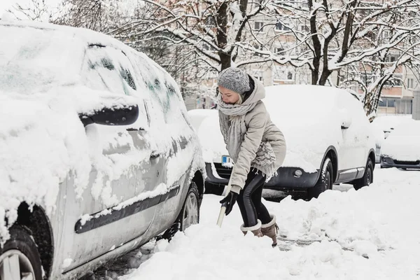 Onafhankelijke Vrouw Haar Parkeerplaats Shoveling Een Winter Sneeuwstorm — Stockfoto