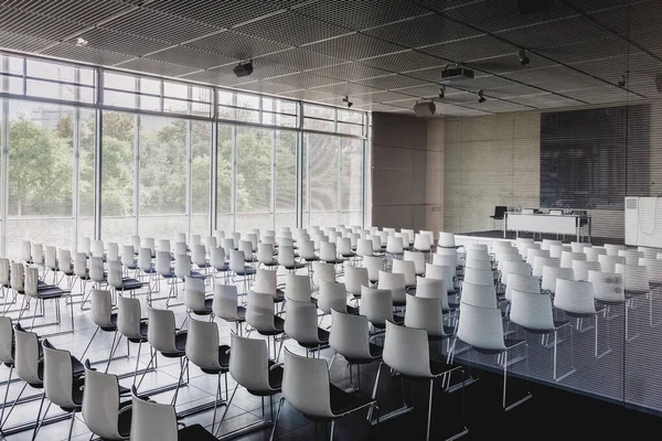 Interior Sala Conferencias Contemporánea Vacía Con Sillas Blancas — Foto de Stock
