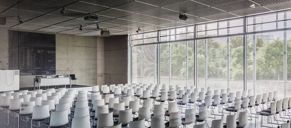 Interior Sala Conferencias Contemporánea Vacía Con Sillas Blancas —  Fotos de Stock