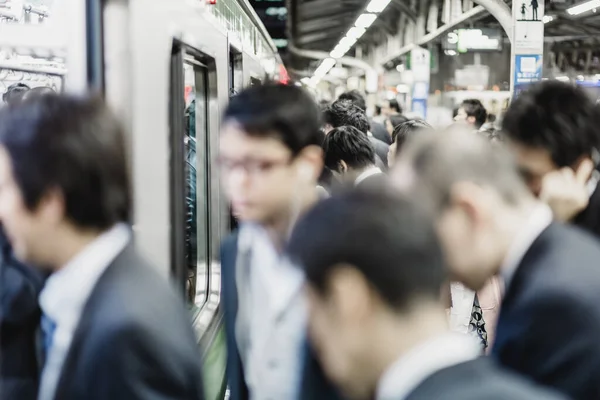 企業のビジネスの人々 が東京の公共交通機関で通勤 水平成分 — ストック写真