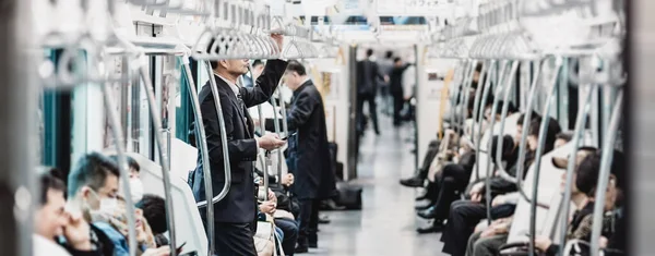 Επιβάτες Που Ταξιδεύουν Μετρό Του Τόκιο Επιχειρηματίες Μετακινείσαι Προς Την — Φωτογραφία Αρχείου