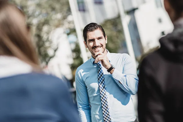 Jovem Empresário Atraente Com Sorriso Amigável Tendo Reunião Informal Fora — Fotografia de Stock