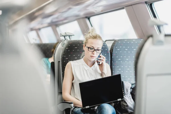 Empresária Falando Celular Trabalhando Laptop Enquanto Viaja Trem Conceito Viagem — Fotografia de Stock