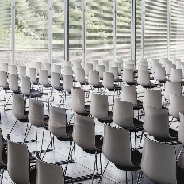 白い椅子と空の現代的な会議ホールのインテリア ロイヤリティフリーのストック写真