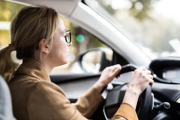 开汽车上班的女商人 公路上的女司机驾驶汽车 — 图库照片