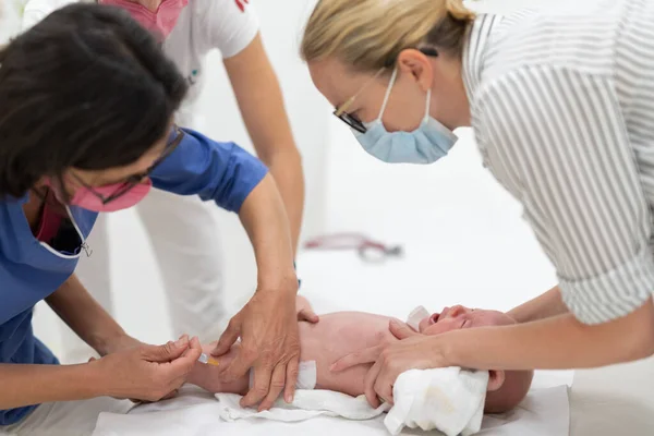 Baby Wird Beisein Seiner Mutter Vom Kinderarzt Geimpft Vorbeugende Impfung — Stockfoto