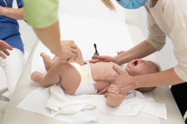 Bebek, annesinin huzurunda pediatrist tarafından aşılanıyor. Difteri, boğmaca, tetanos, hepatit, hemofili, hemofili, pnömokok, polimiyelit aşısı..