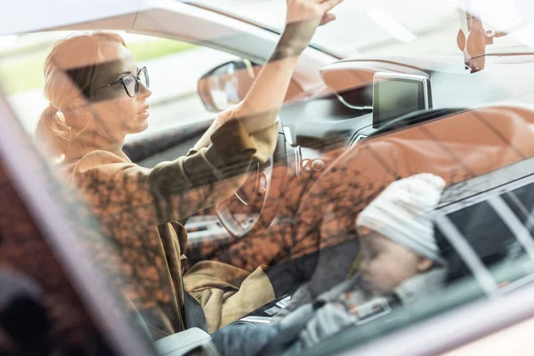 Mamma Koncentrerar Sig Att Köra Familjebil Kör Ärenden Medan Hennes — Stockfoto