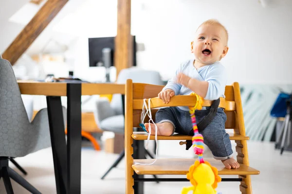 Criança Feliz Sentado Brincando Com Seu Brinquedo Tradicional Cadeira Alta — Fotografia de Stock