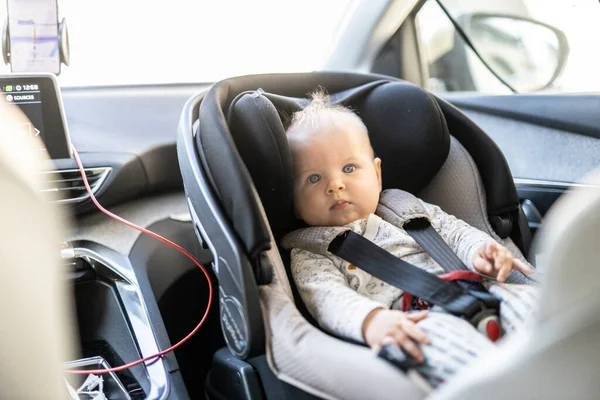 Menino Bonito Amarrado Assento Carro Infantil Compartimento Passageiro Durante Passeio — Fotografia de Stock