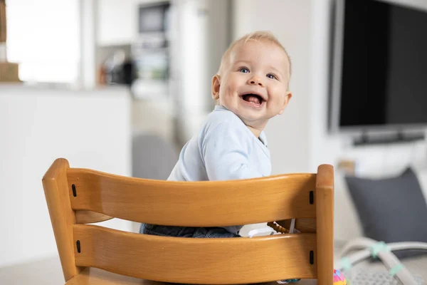 Feliz Bebé Sentado Tradicional Escandinavo Diseñador Silla Alta Madera Riendo — Foto de Stock
